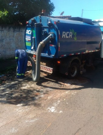 Limpeza de bueiros com caminhão de dispositivo a vácuo