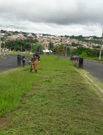 Conservação de áreas ajardinadas com equipamento costal