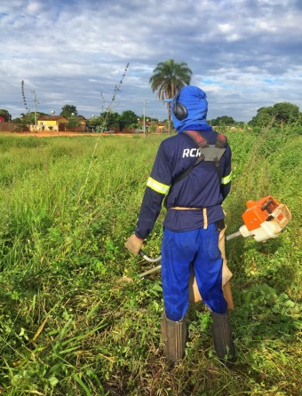 Conservação de áreas ajardinadas com equipamento costal